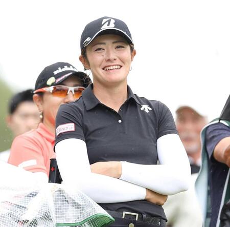 　１８番、ティーショット前に笑顔を見せる渡辺彩香（撮影・中田匡峻）