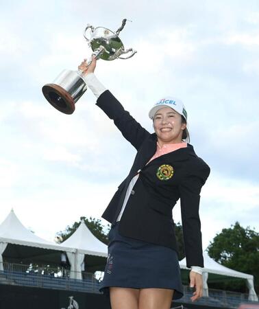 　優勝トロフィーを掲げる堀琴音（撮影・西田忠信）