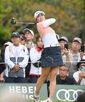 　５番、ティーショットを放つ堀琴音（撮影・西田忠信）