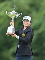 　優勝トロフィーを手に笑顔の堀琴音（撮影・西田忠信）