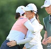 　堀琴音（左）と健闘をたたえ合う広吉優梨菜（撮影・西田忠信）