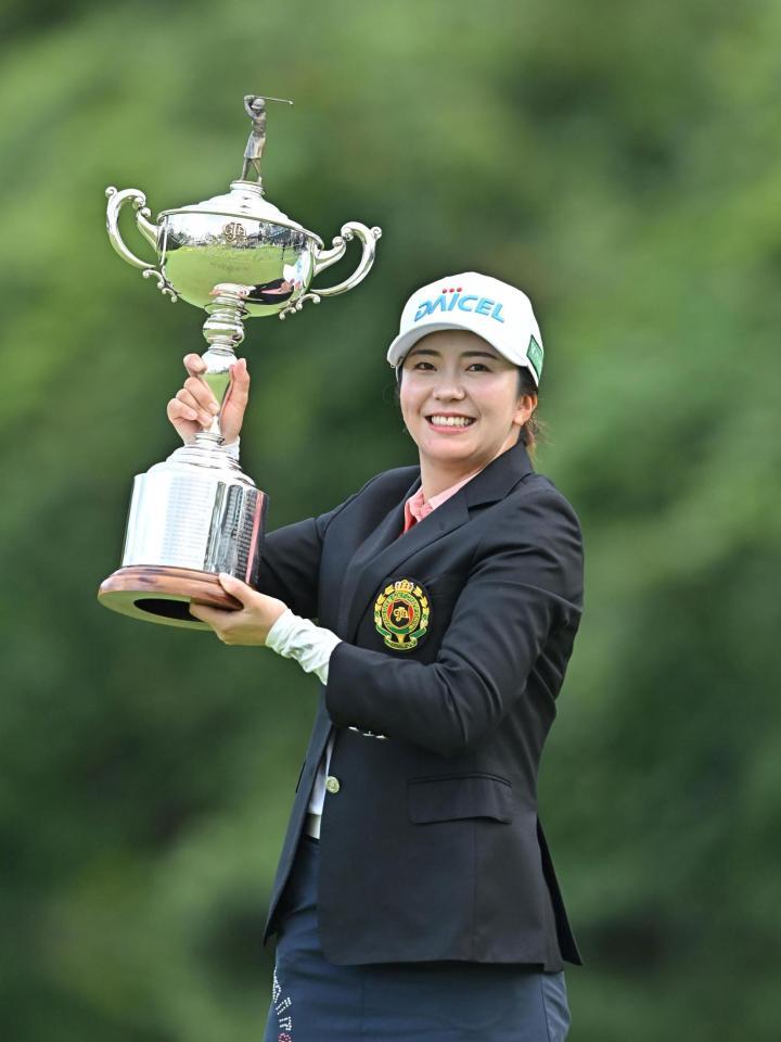 　優勝トロフィーを手に笑顔の堀琴音（撮影・西田忠信）
