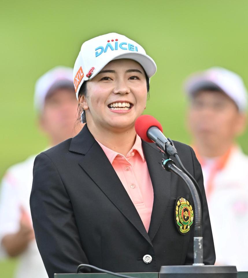 　晴れやかな表情でスピーチをする堀琴音（撮影・西田忠信）