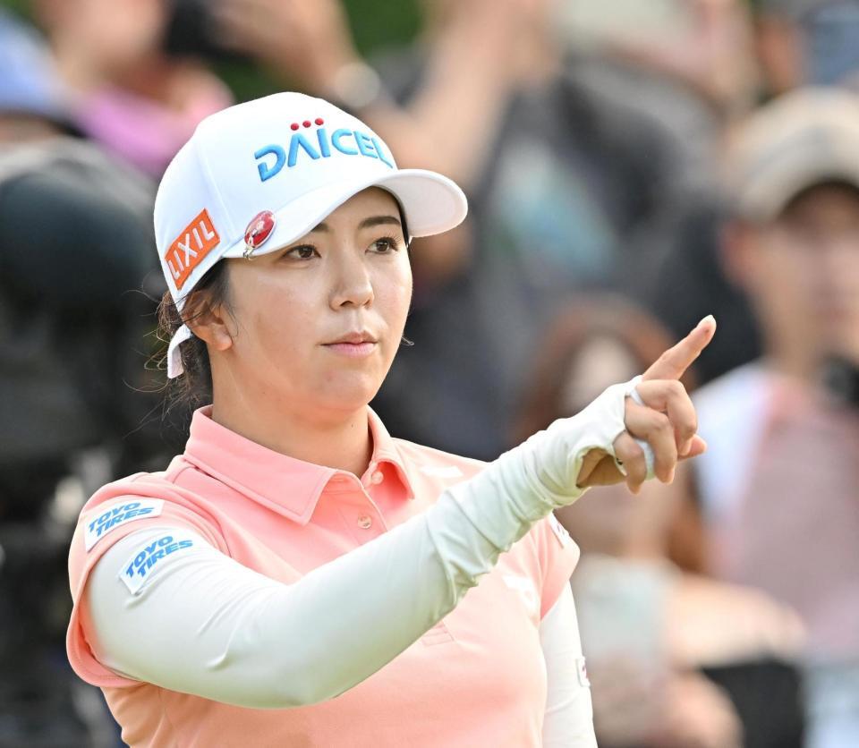 　１７番、フェアウェーを指さす堀琴音（撮影・西田忠信）