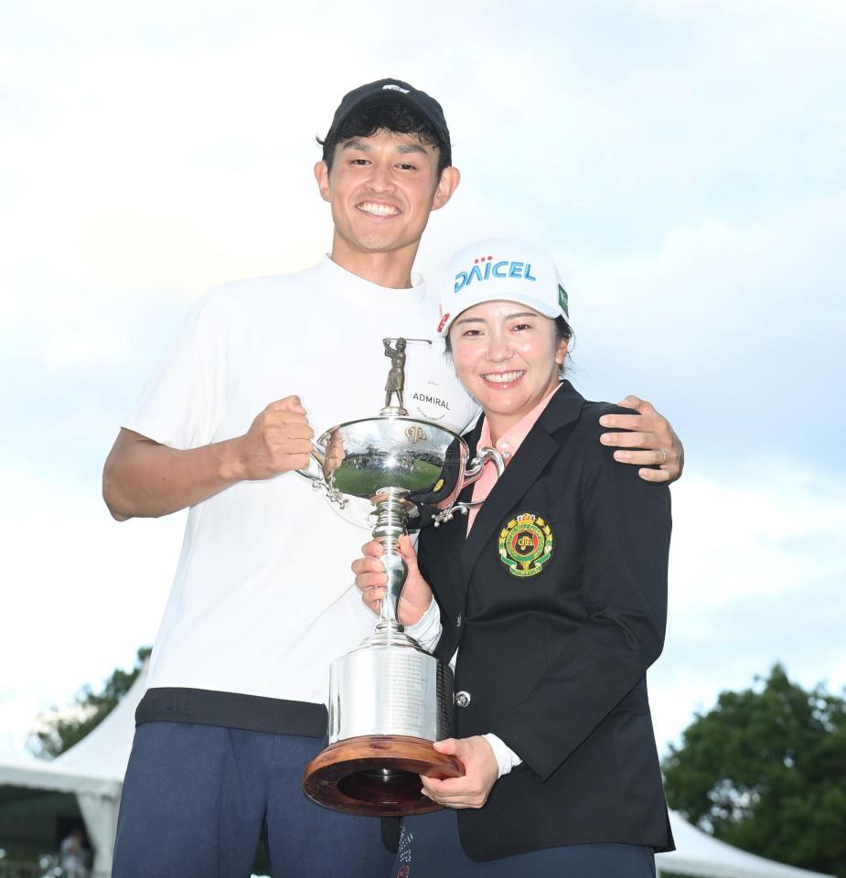 　夫の高坂佳祐さん（左）と写真に納まる堀琴音（撮影・西田忠信）