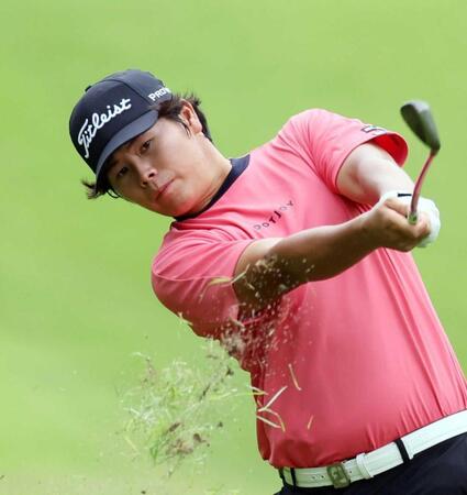 　１７番で第２打を放つ下家