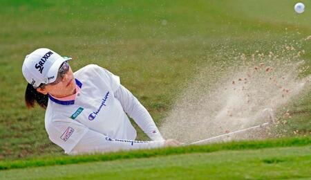 　２番でバンカーショットを放つ勝みなみ（共同）