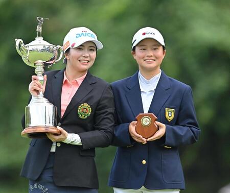 　優勝した堀琴音（左）とローアマの広吉優梨菜