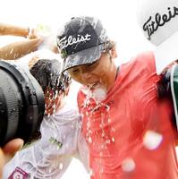　初優勝し、仲間から水をかけられ喜ぶ下家秀琉（撮影・畦地巧輝）