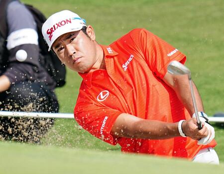 　練習ラウンドでバンカーショットを放つ松山英樹