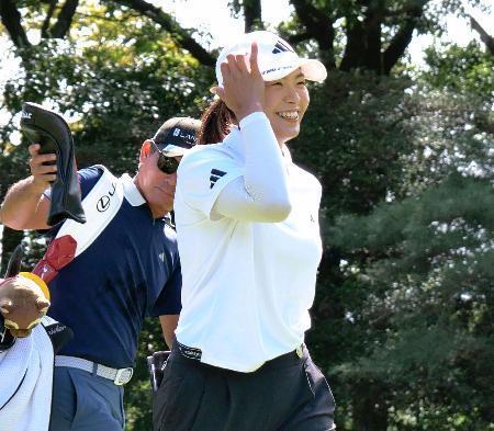 　練習ラウンドで笑顔を見せる渋野日向子＝東名ＣＣ