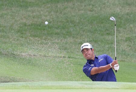 　７番、バンカーショットを放つ松山英樹（撮影・佐々木彰尚）