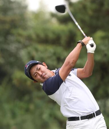 　８番、ティーショットを放つ金谷拓実（撮影・佐々木彰尚）