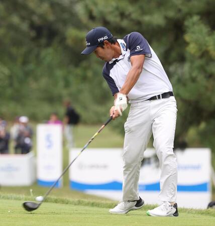 　８番、ティーショットを放つ金谷拓実（撮影・佐々木彰尚）