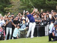 　１番、第２打を放つ松山英樹（撮影・佐々木彰尚）