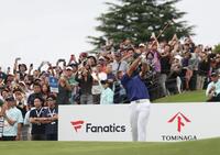 　１７番、ティーショットを放つ松山英樹（撮影・佐々木彰尚）