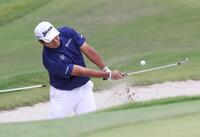 　４番、バンカーショットを放つ松山英樹（撮影・佐々木彰尚）