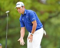 　第１日、１７番でバーディーパットをわずかに外し、パターを空中で１回転させる松山英樹