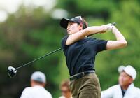 　練習場で調整する原英莉花