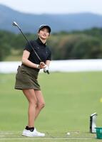 　練習場の合間に明るい表情を見せる原英莉花