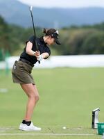 　練習場で調整する原英莉花