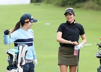 　練習場で堀琴音（左）と言葉を交わす原英莉花