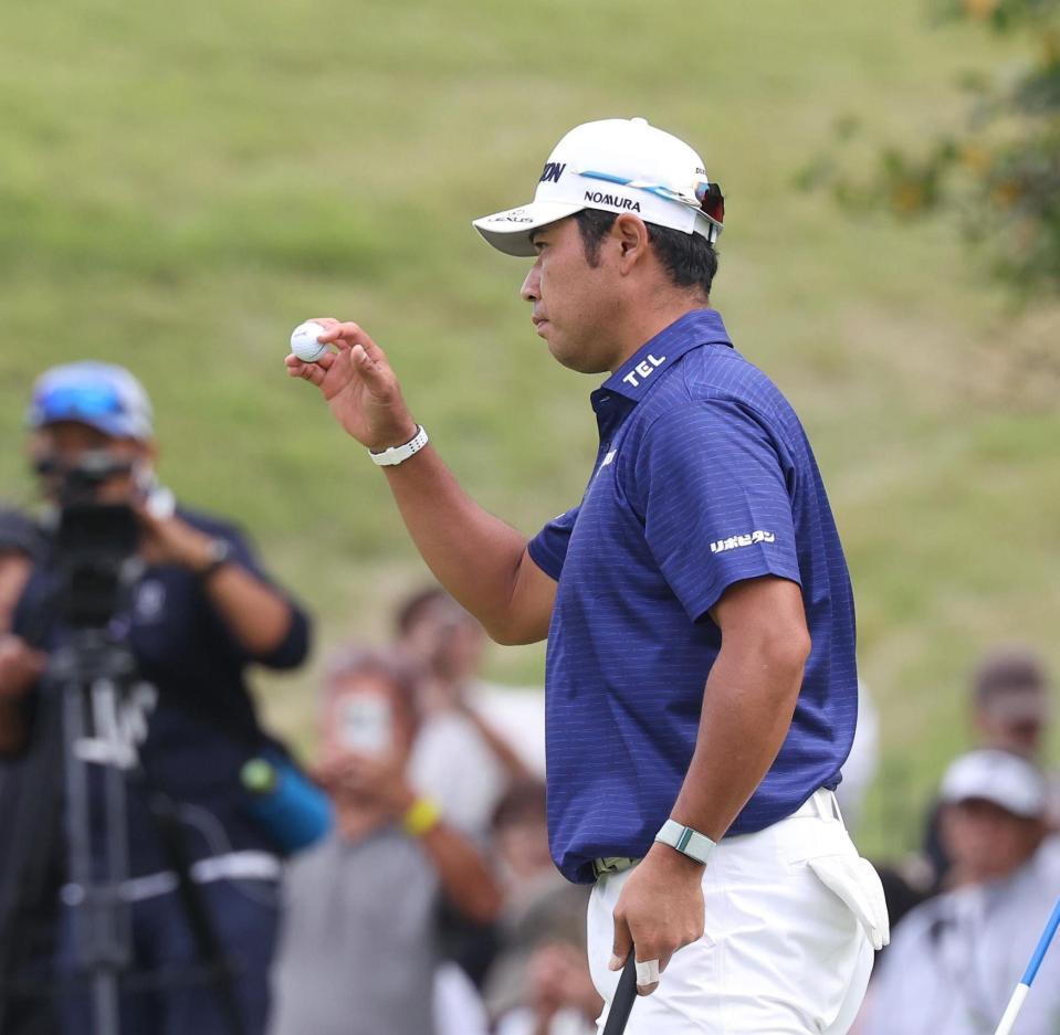 　８番、バーティーを決め、声援に応える松山英樹（撮影・佐々木彰尚）