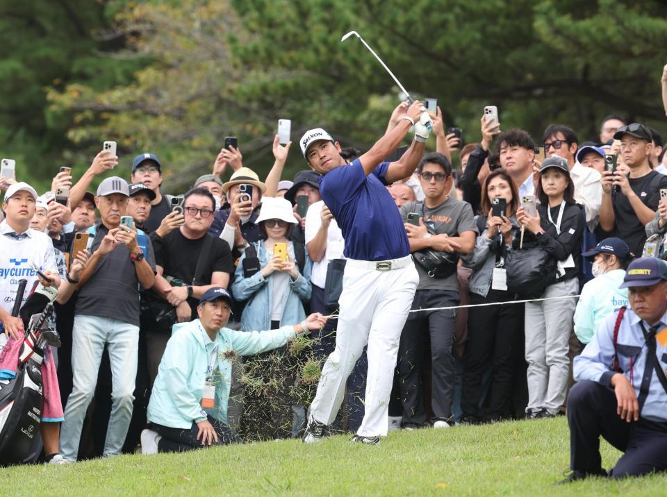 　１番、第２打を放つ松山英樹（撮影・佐々木彰尚）