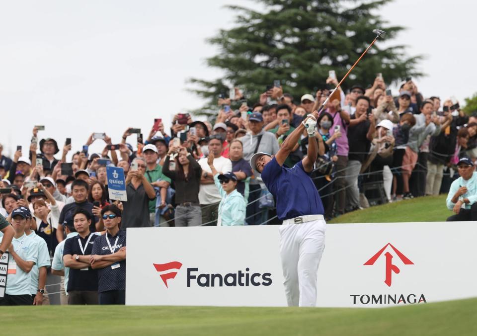 　１７番、ティーショットを放つ松山英樹（撮影・佐々木彰尚）