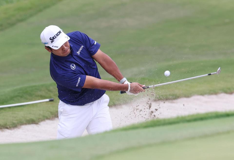 　４番、バンカーショットを放つ松山英樹（撮影・佐々木彰尚）