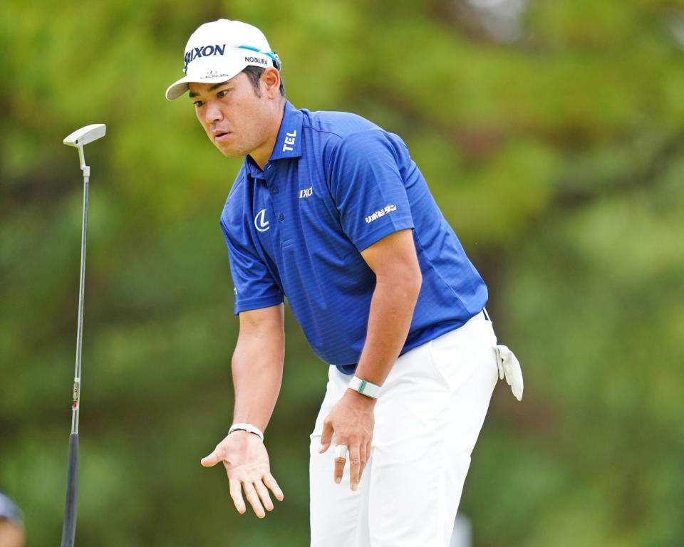 　第１日、１７番でバーディーパットをわずかに外し、パターを空中で１回転させる松山英樹