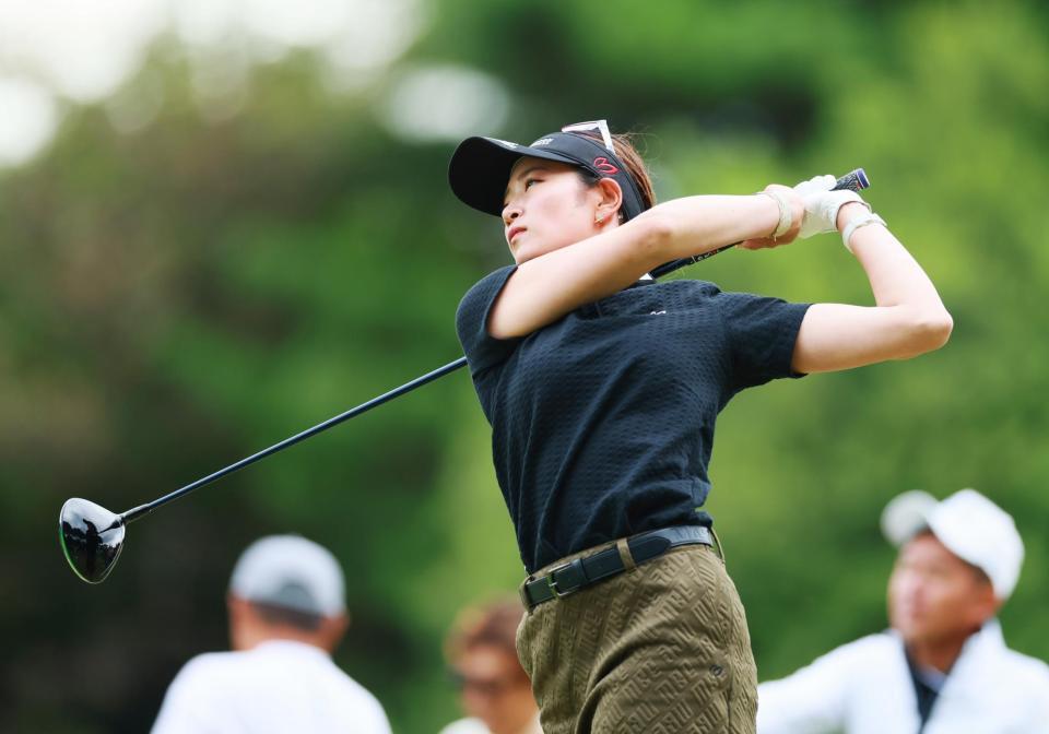 　練習場で調整する原英莉花