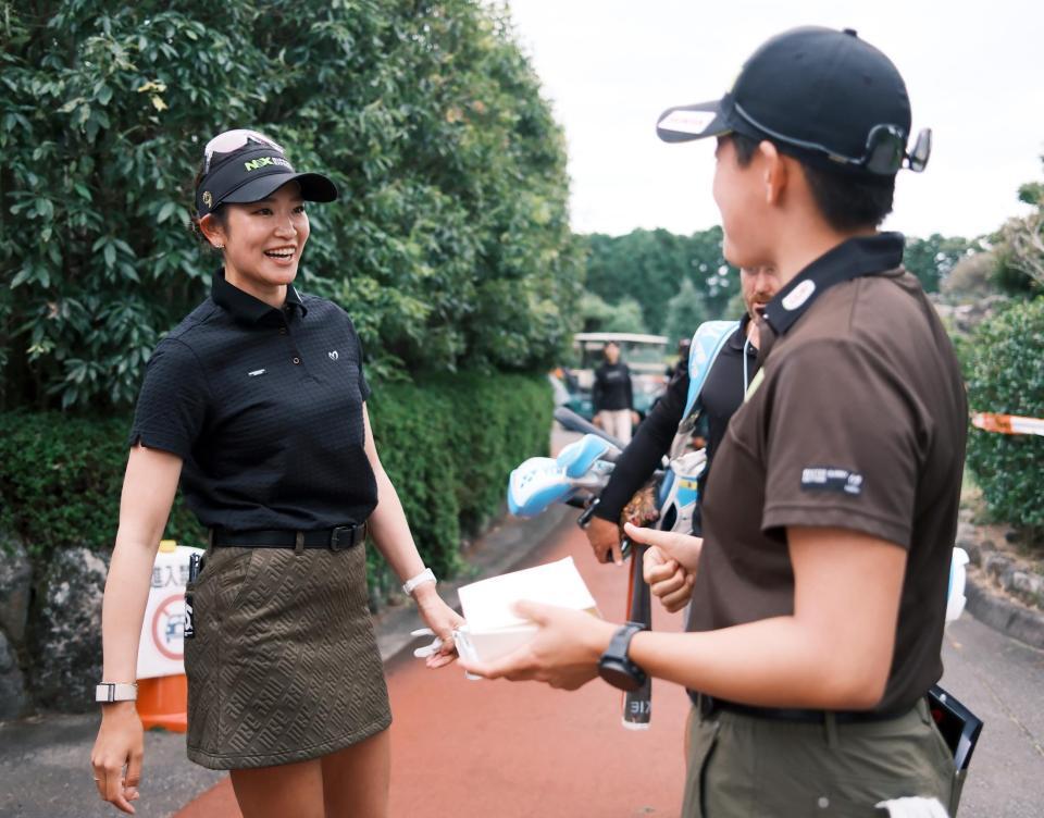 　岩井明愛（右）と言葉を交わす原英莉花