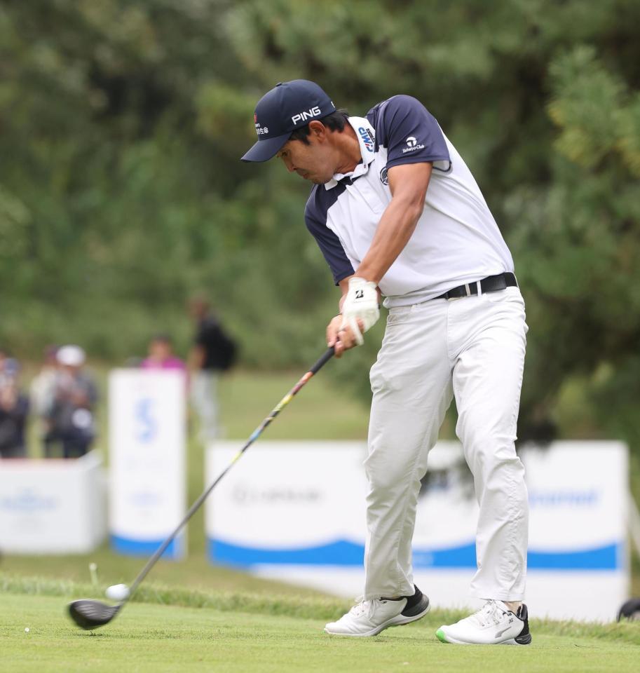 　８番、ティーショットを放つ金谷拓実（撮影・佐々木彰尚）