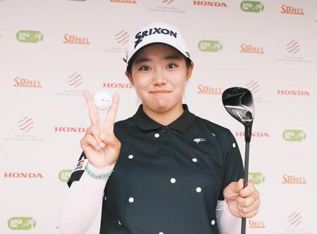 　６番でホールインワンを達成し、使用クラブとボールを手にする岩永杏奈