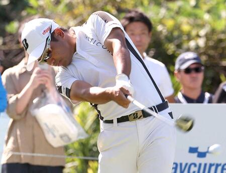 　２番、ティーショットを放つ比嘉一貴（撮影・佐々木彰尚）