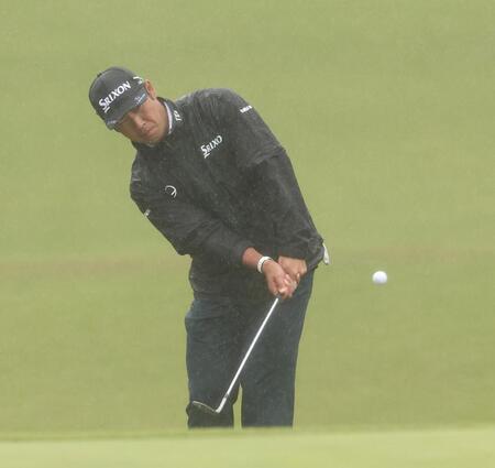 　１８番、第３打を放つ松山英樹（撮影・佐々木彰尚）