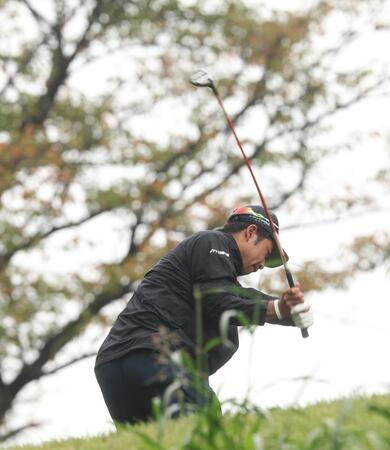 　８番、ティーショットを放つ松山英樹（撮影・佐々木彰尚）