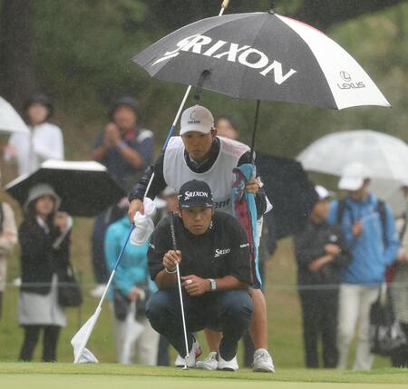 　３番、ラインを読む松山英樹（撮影・佐々木彰尚）