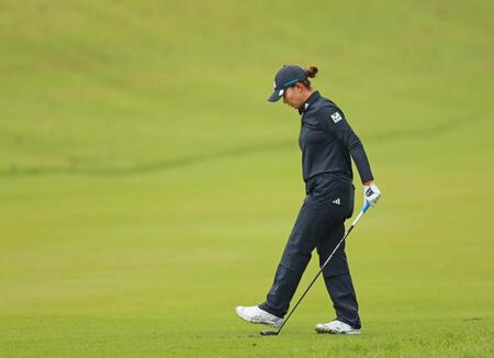 　１８番の第３打をバンカーに入れた渋野日向子