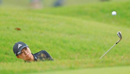 　１８番のバンカーから第４打を放つ渋野日向子