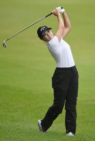 　第２日、通算１０アンダーで首位の河本結＝東名ＣＣ