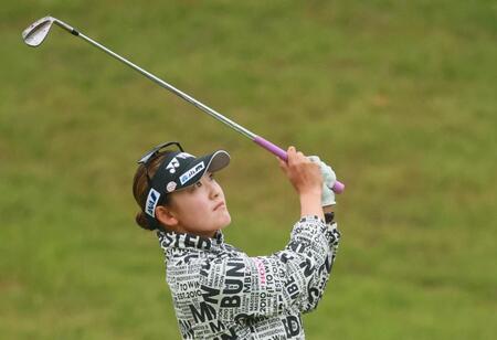 　１７番で第２打を放つ岩井千怜