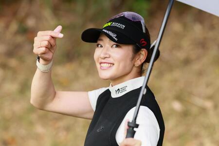 　３番に移動中、カメラに向かってポーズをとる原英莉花