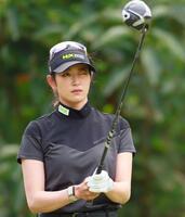 　３番、ティーショットの狙いを定める原英莉花