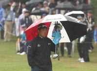 　１番、グリーンに向かう松山英樹（撮影・佐々木彰尚）