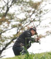 　８番、ティーショットを放つ松山英樹（撮影・佐々木彰尚）