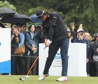 　２番、ティーショットを放つ松山英樹（撮影・佐々木彰尚）