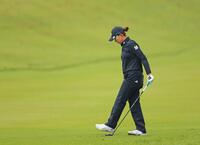 　１８番の第３打をバンカーに入れた渋野日向子