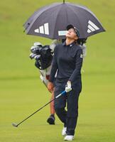 　１８番の第３打をバンカーに入れた渋野日向子